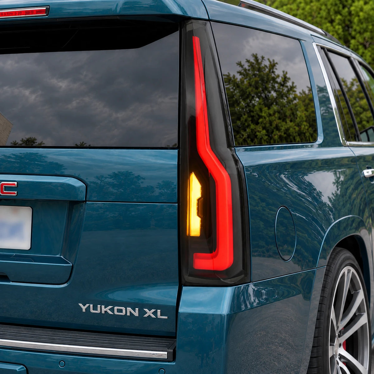 2015-2020 GMC Yukon & Chevrolet Tahoe LED Tail Lights Assembly — amber turn signal close-up — T-YUK15-SR