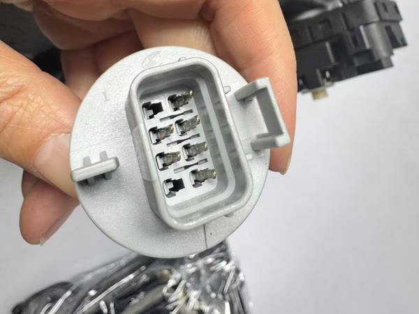 Example: the vehicle's plug, straight into the pin holes